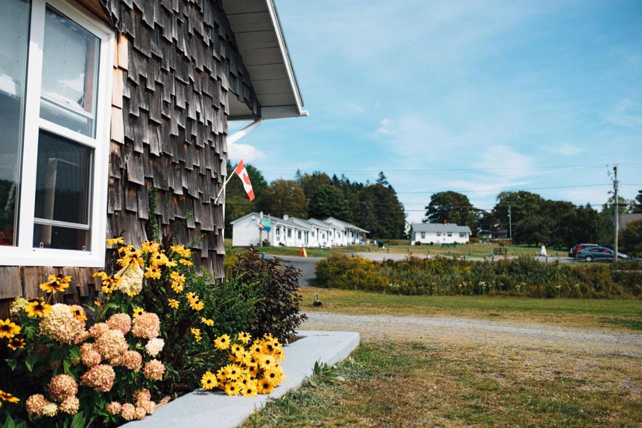 Friars Bay Inn & Cottages Welshpool Exterior foto