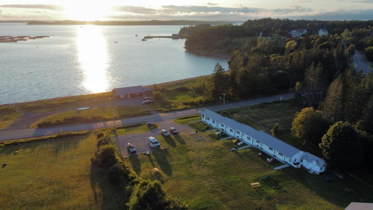 Friars Bay Inn & Cottages Welshpool Exterior foto